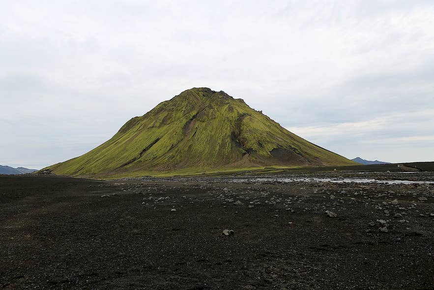 The green cone of Mælifell above the black sand plain of Mælifellssandur, the desert on which Slysaalda ridge stands