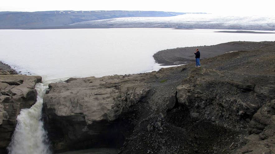 Hagavatn glacial lake with the Langjökull ice cap behind and the Farið outflow in the foreground