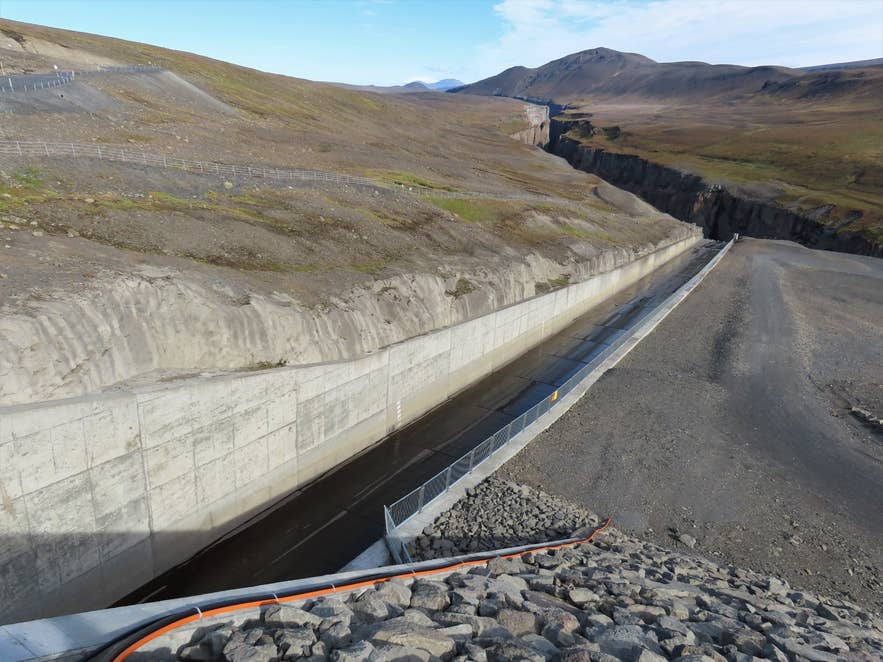 Hverfandi spillway channel running toward the edge of Hafrahvammagljúfur canyon