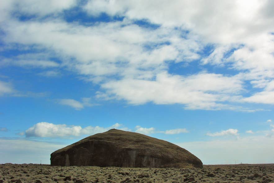Orrustuhóll hill rising out of the moss-covered Brunahraun lava beside Route 1 on Síða