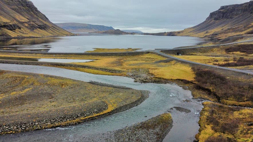 Botnsá river reaching Botnsvogur at the head of Hvalfjörður, with Route 47 and Þyrill Botnsá river reaching Botnsvogur at the head of Hvalfjörður, with Route 47 and Þyrill