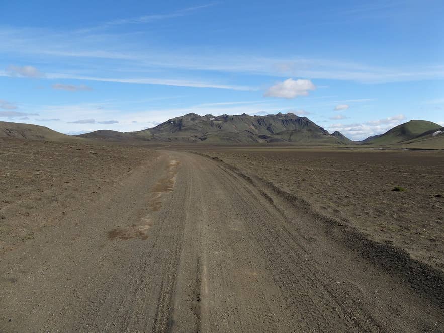 The gravel Landmannaleið F225 highland road in Fjallabak, the nearest marked road to Pokahryggir The gravel Landmannaleið F225 highland road in Fjallabak, the nearest marked road to Pokahryggir