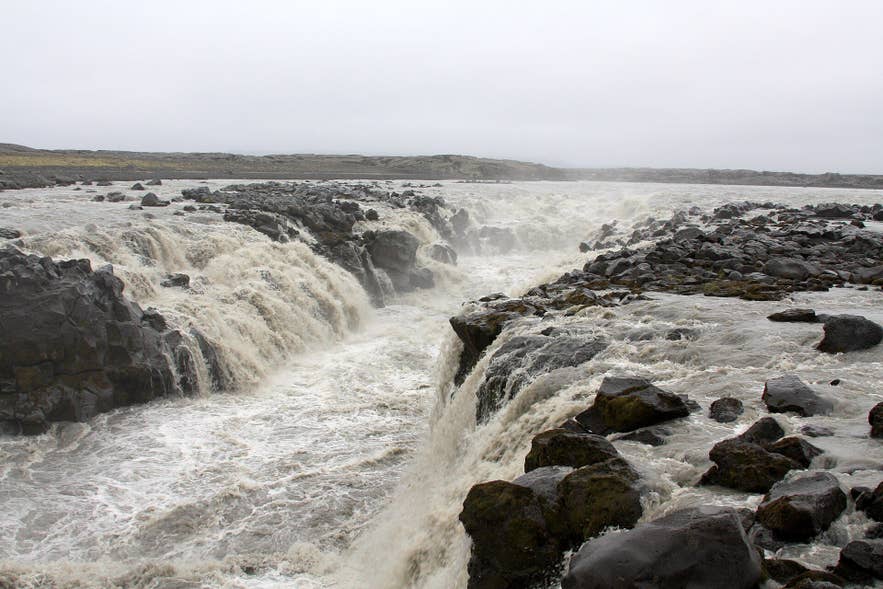 Gljúfrasmiður waterfall seen from the west bank of the upper Jökulsá á Fjöllum