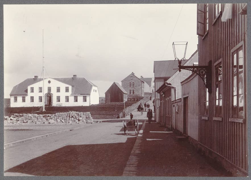 Historic photo of Government House in Reykjavík around 1900, when it was the governor's residence Historic photo of Government House in Reykjavík around 1900, when it was the governor's residence