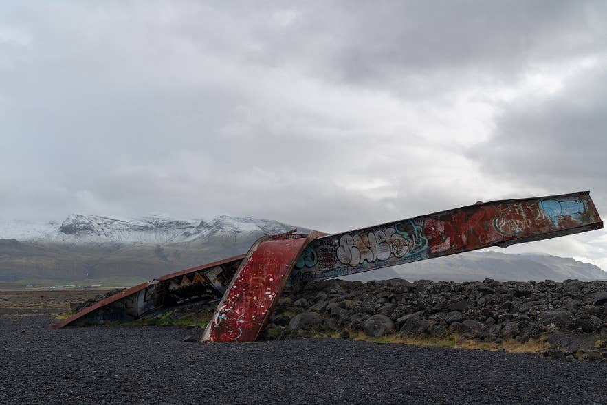 Twisted steel bridge girders from the 1996 glacial flood beside Route 1 on Skeiðarársandur