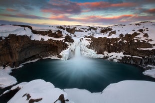 Wodospad Aldeyjarfoss na północy Islandii, pełen kontrastów bieli i czerni