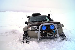 De besneeuwde landschappen van Noord-IJsland rond Mývatn zijn in de winter alleen toegankelijk met een Super Jeep.