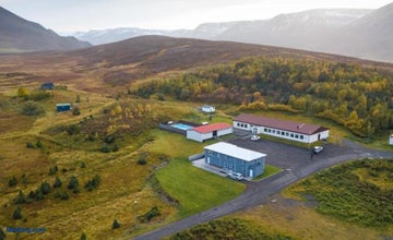 트롤라스카기(Trollaskagi) 반도의 장엄한 산악 지형 속에 자리한 소티 로지(Soti Lodge)의 항공 뷰입니다.