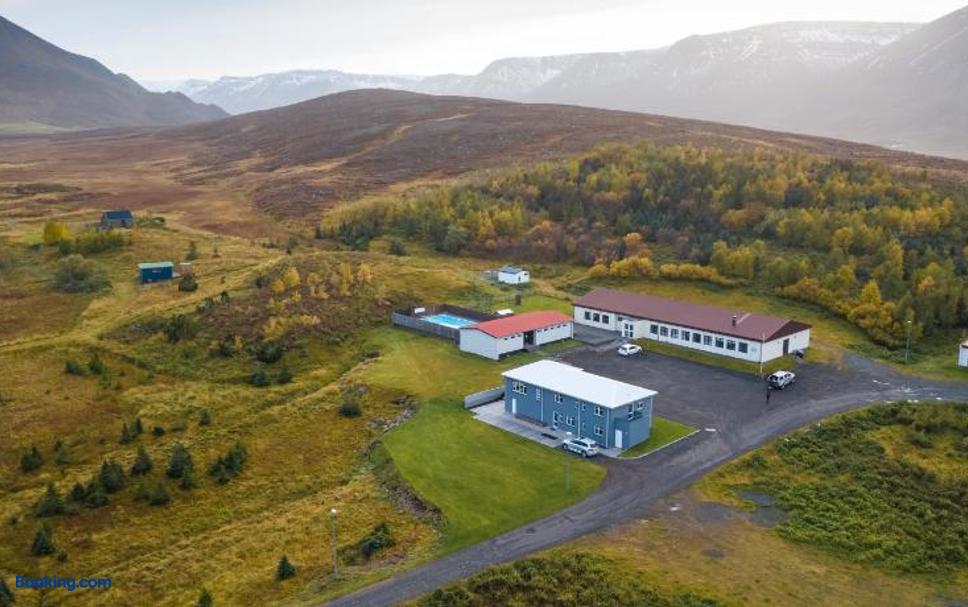 Vista aérea de Soti Lodge en un entorno montañoso impresionante en la península de Trollaskagi.