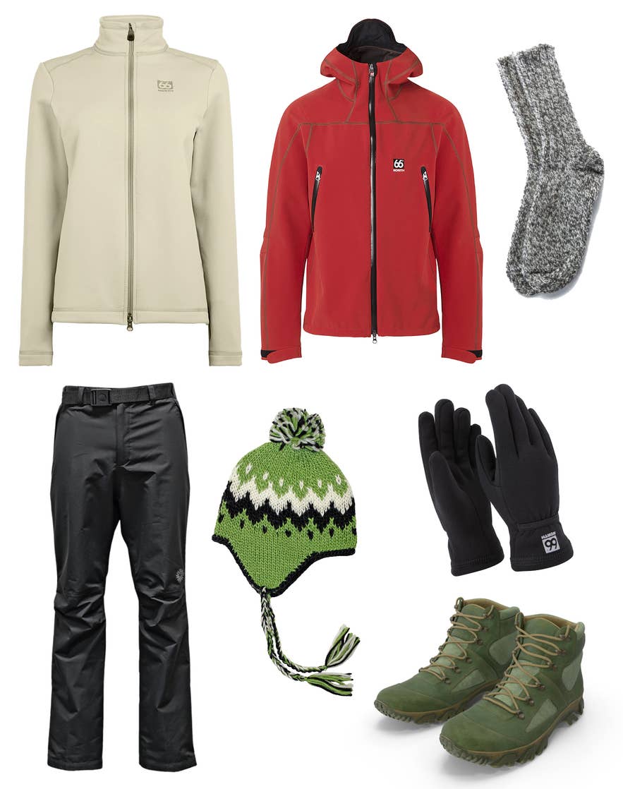 Schichtige Outdoor-Kleidung, Wollsocken, Handschuhe und Wanderschuhe – das solltest du im Frühling in Island tragen.