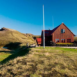 Stay in cozy mountain huts amid rugged scenery during your seven-day hike in the Icelandic Highlands.