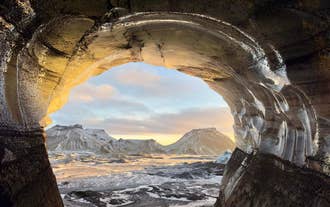 Vue sur les montagnes depuis une grotte de glace dans le sud de l'Islande.