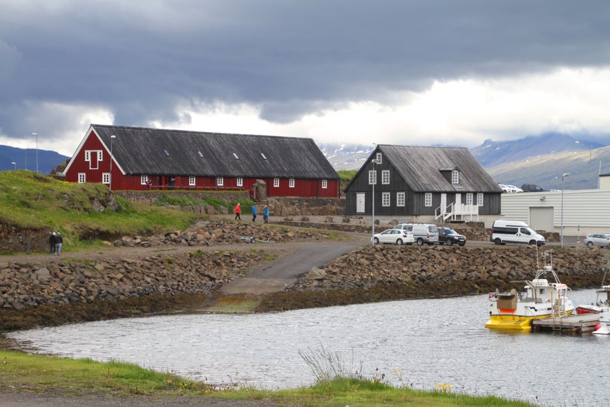 Langabud Cultural Center is easy to find because of its red-painted walls by the harbor. Langabud Cultural Center is easy to find because of its red-painted walls by the harbor.