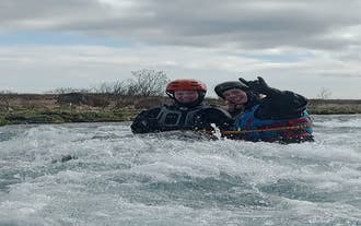 Par vil helt sikkert nyde denne semi-private rafting-tur.
