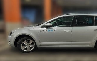 De voorkant van een van de comfortabele voertuigen die privétransfers van en naar de luchthaven in Reykjavik aanbieden.