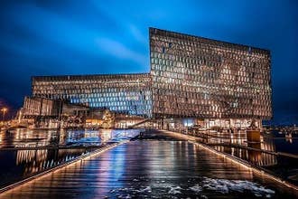 夜のウォーターフロントに佇むハルパ・コンサートホール（Harpa Concert Hall）