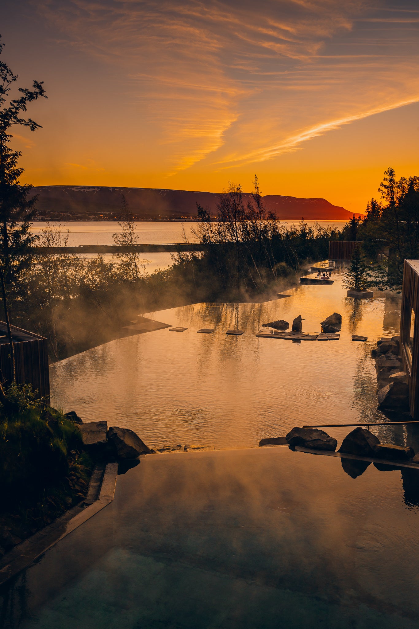 Die großen Becken der Forest Lagoon mit Blick auf einen malerischen Fjord.