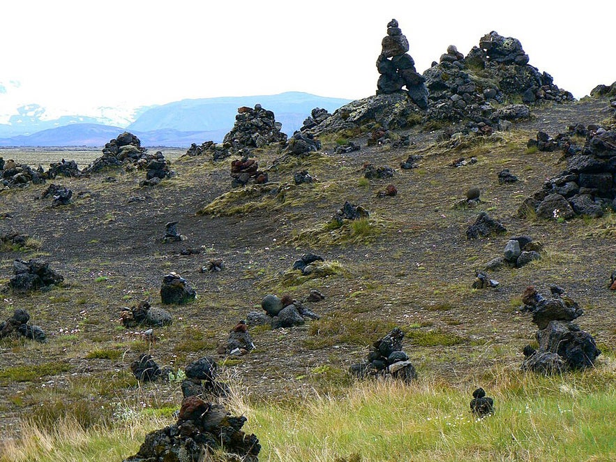 Laufskalavarda, a lava ridge with a selection of stone piles of different heights.