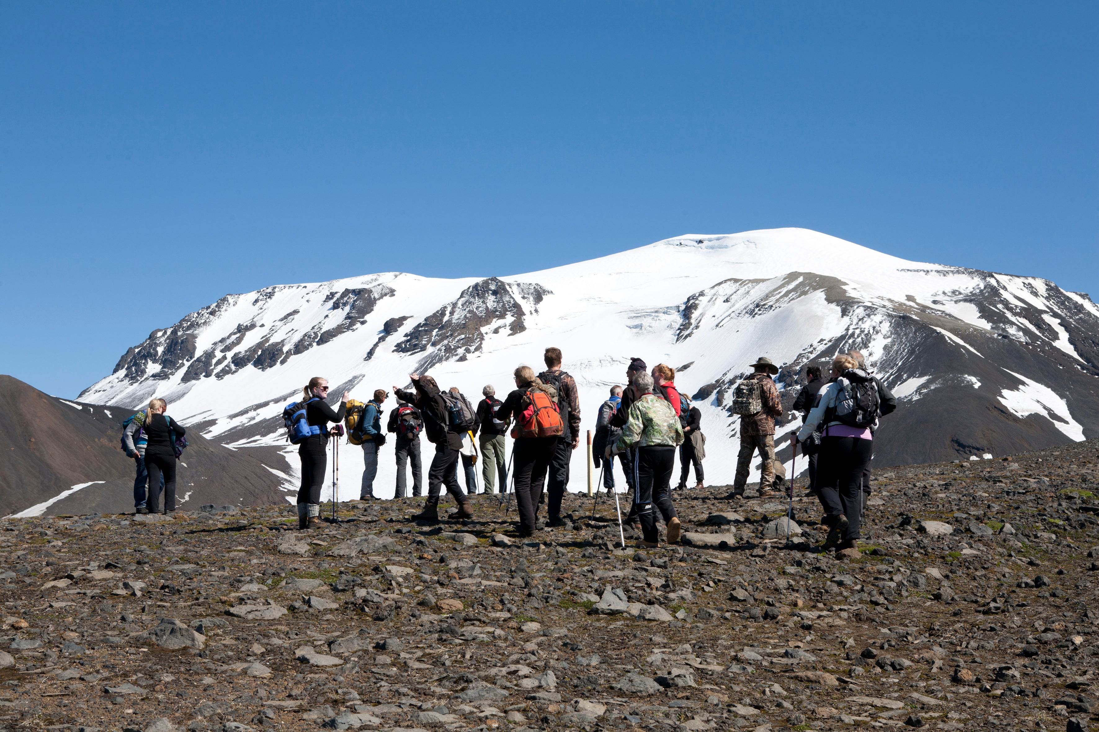 Un groupe de personnes se préparant à faire une randonnée sur le mont Snæfell