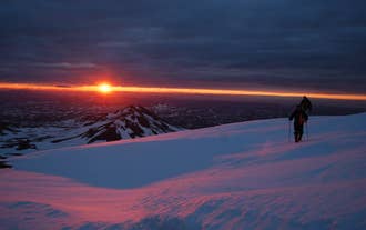 Une vue magnifique du soleil de minuit sur l'est de l'Islande depuis le mont Snæfell.