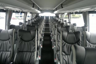 Przejazdy z Keflavíku do Reykjaviku odbywają się regularnie, a autobusy są przestronne.