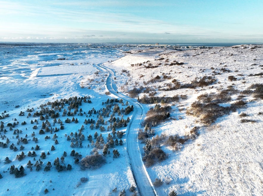 The road to Hvaleyrarvatn connects to the road to Keflavik Airport