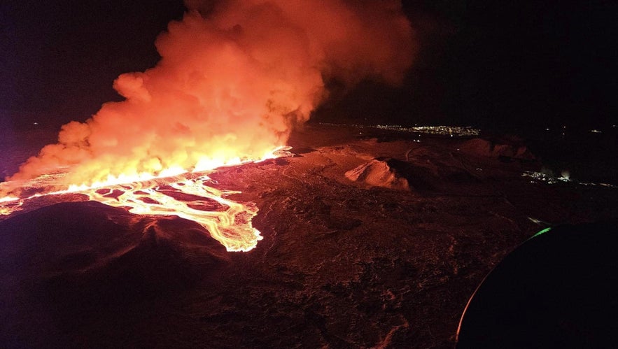 A view of the eruption from a helicopter.