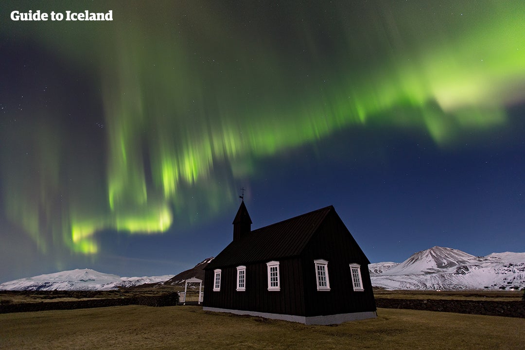 Nordlichter über der schwarzen Kirche zu Búðir