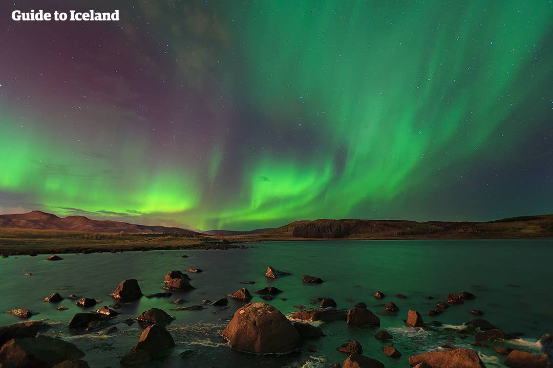 Le aurore boreali dipingono il cielo in Islanda nelle lunghe notti d'inverno