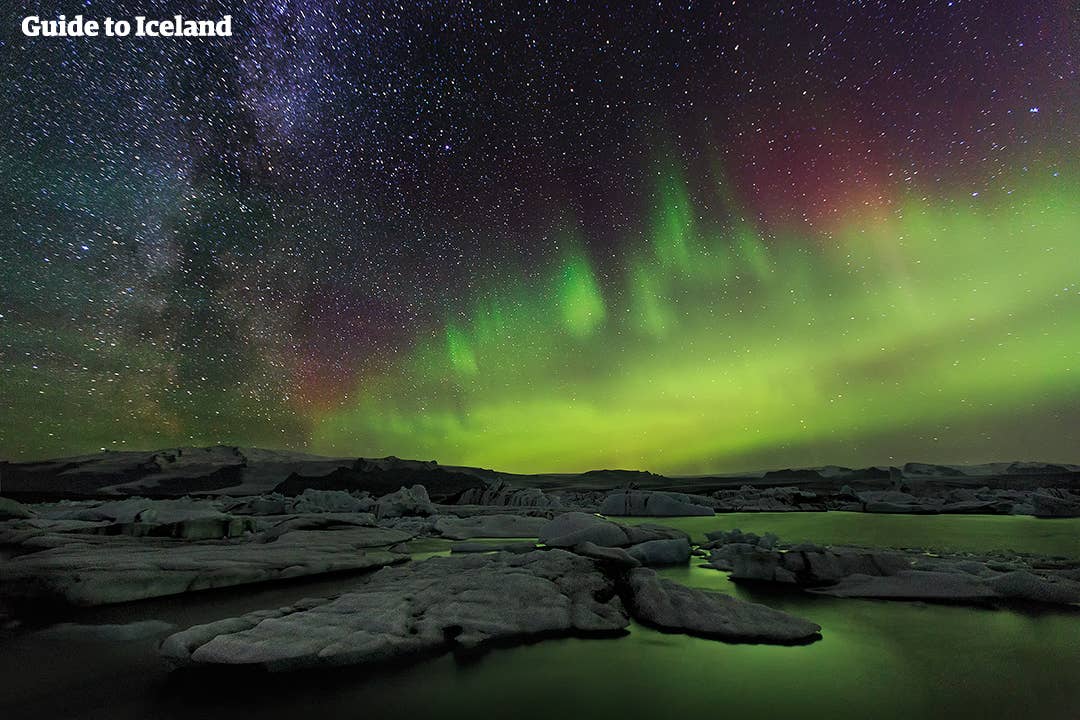 Il cielo stellato invaso dai colori dell'aurora boreale sopra Jökulsárlón, in Islanda