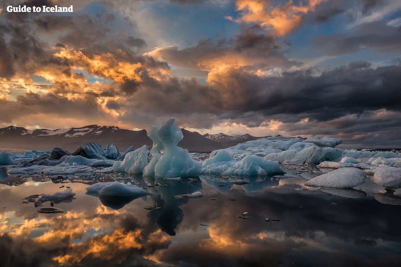 Magnifique coucher de soleil sur la lagune glaciaire Jökulsárlón en Islande