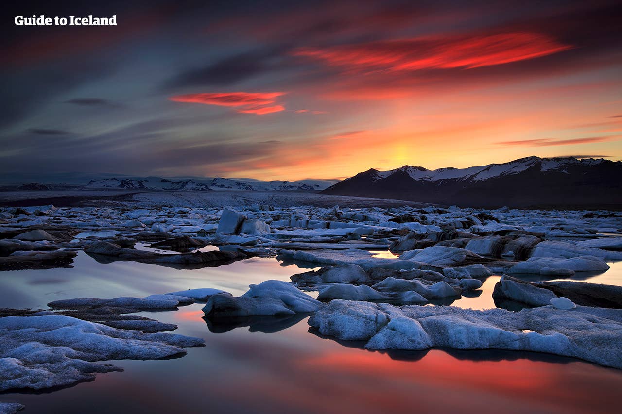 Färgstark solnedgång över Jökulsárlón glaciärlagun på Island