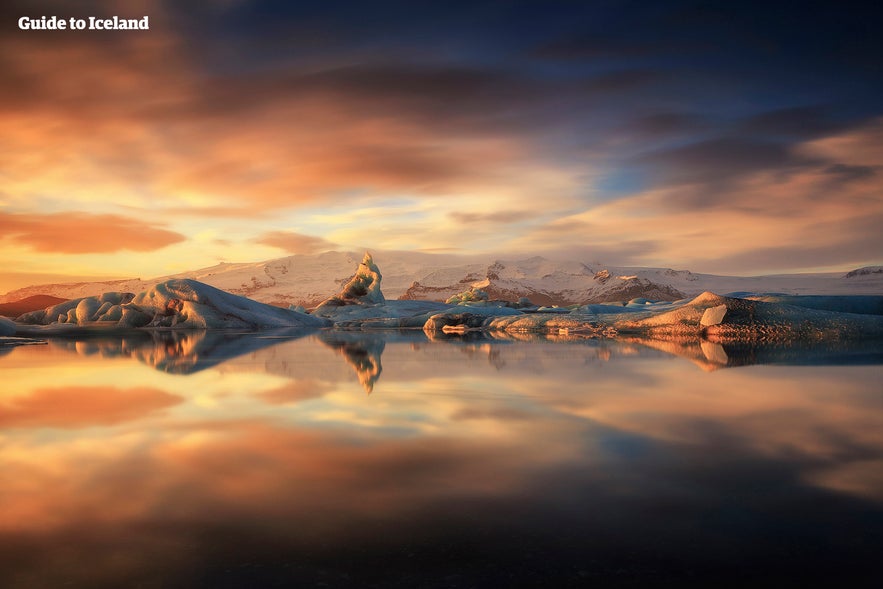 Fantastisk solnedgång över issjön Jökulsárlón