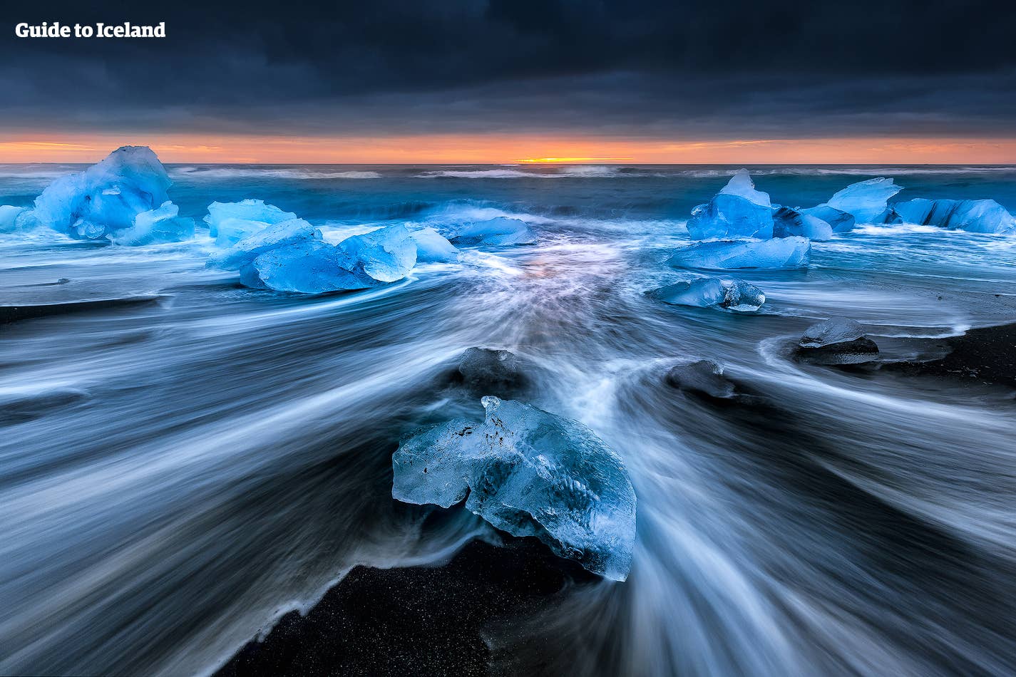 Ombre e sfumature blu nella laguna degli iceberg di Jökulsárlón in Islanda