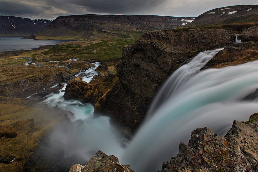 La rivière coule à flanc de montagne dans l'un des fjords magnifiques des Fjords de l'Ouest