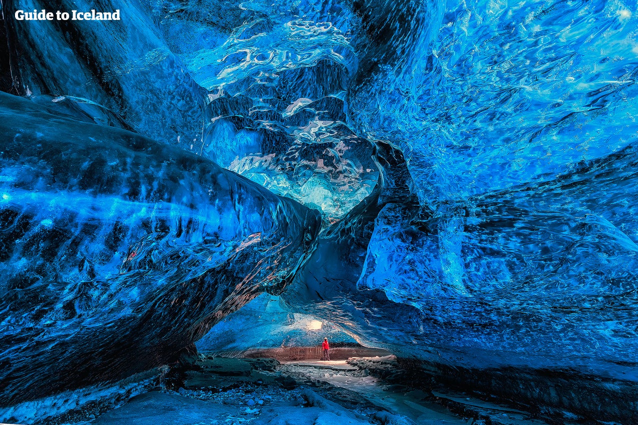 Het diepblauwe ijs in een IJslandse ijsgrot in de Vatnajökull-gletsjer