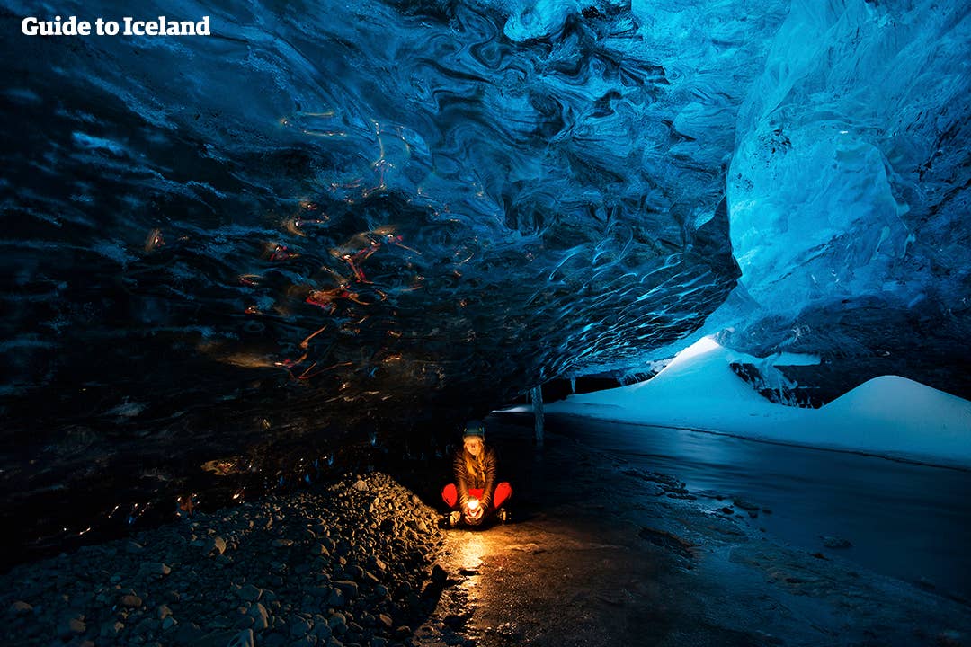 Man kan hygge sig inde i en blå ishule i Vatnajökull-gletsjeren