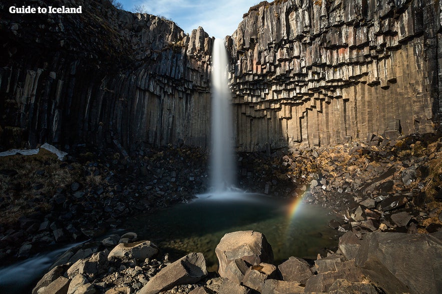 Wodospad Svartifoss w Skaftafell przy Parku Narodowym Vatnajökull.