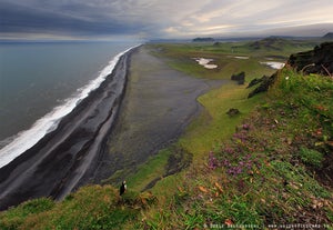 Dyrholaey fue una vez una isla de origen volcánico, si bien hoy día, este paseo natural lo convierte en uno de los mejores miradores de Islandia.