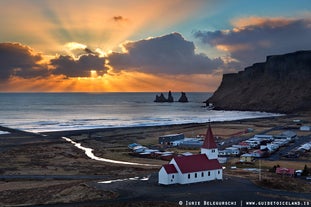 Alba che si riversa su Vík, sulla costa meridionale dell'Islanda.