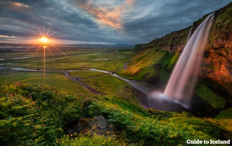 Im Sommer kann man im Kreis um den Wasserfall Seljalandsfoss wandern.