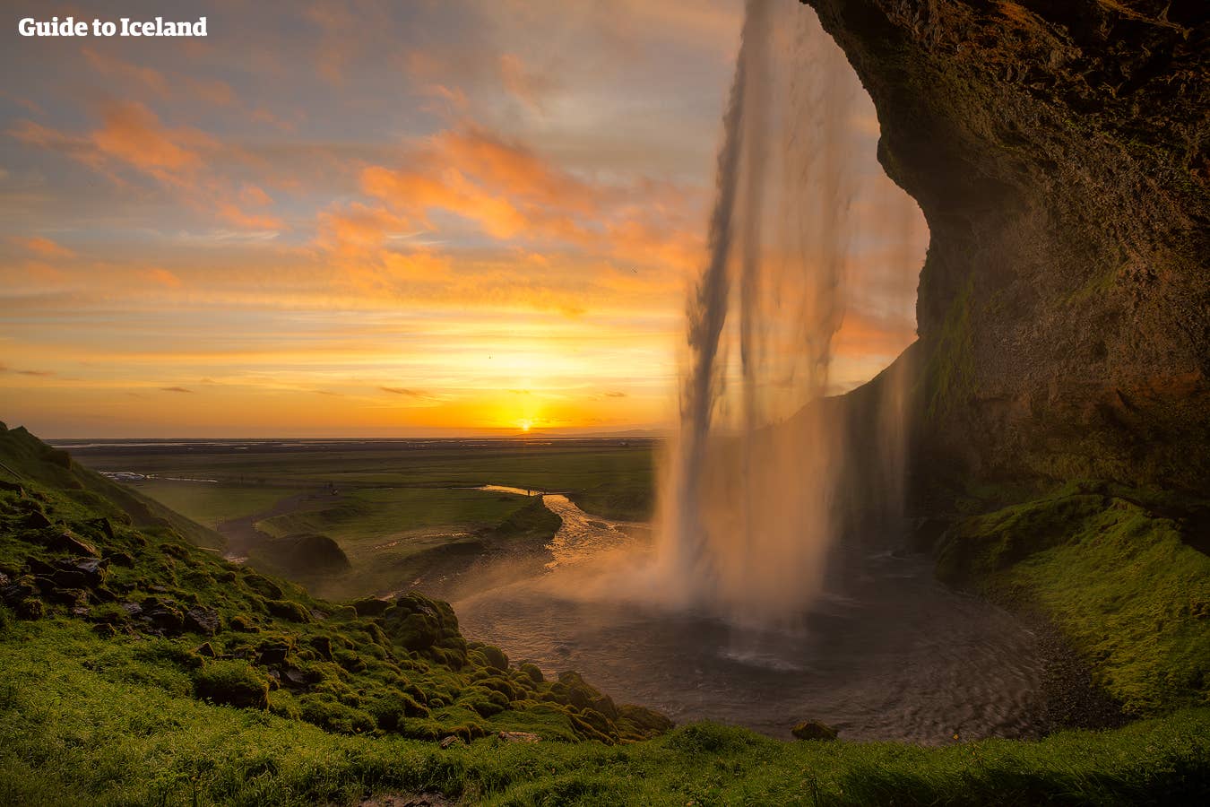 De Seljalandsfoss-waterval in een gouden gloed in het zuiden van IJsland