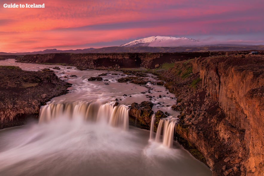 Thjofafoss im Thorsardalur-Tal, mit Hekla im Hintergrund