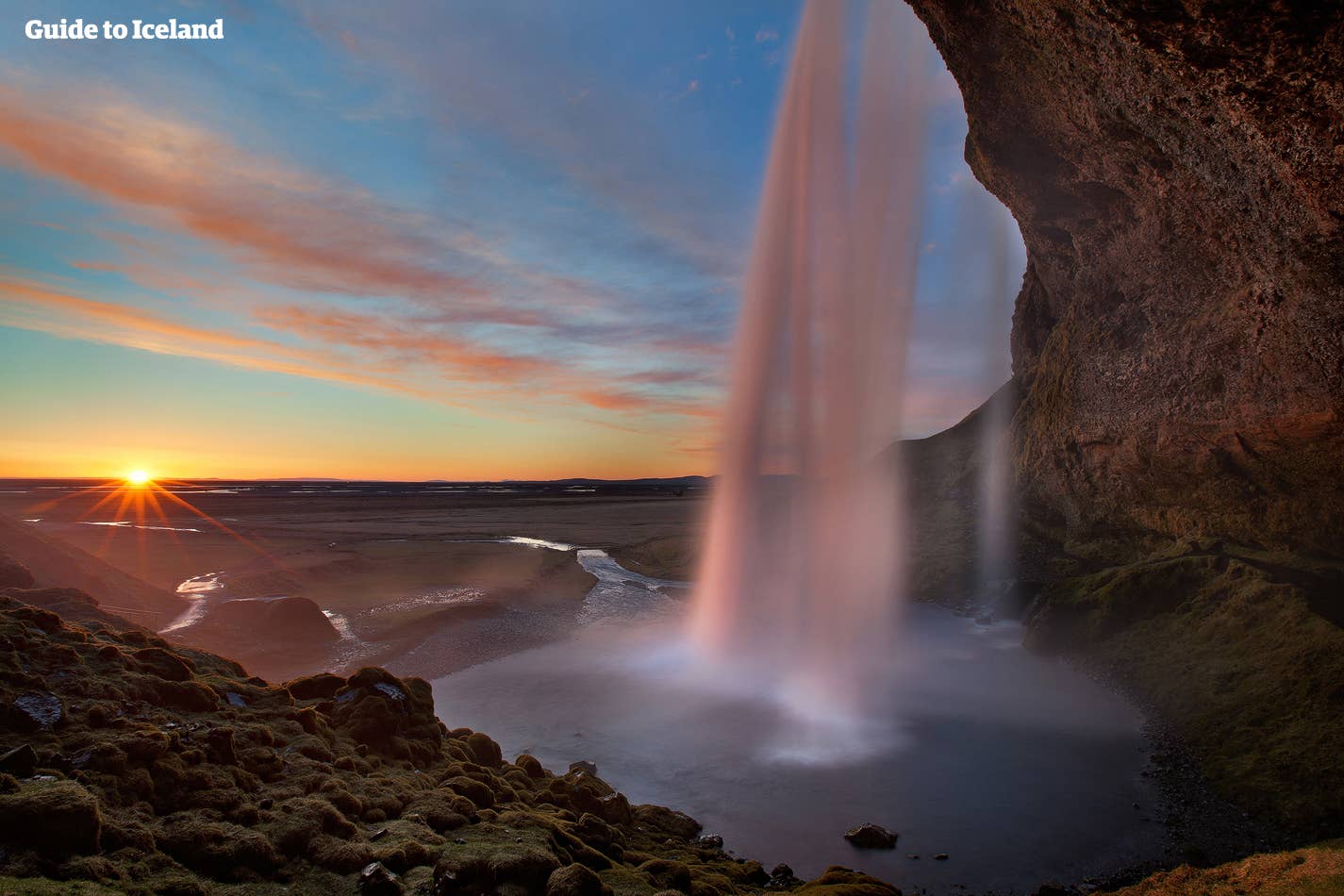 Einblick hinter den Seljalandsfoss Wasserfall