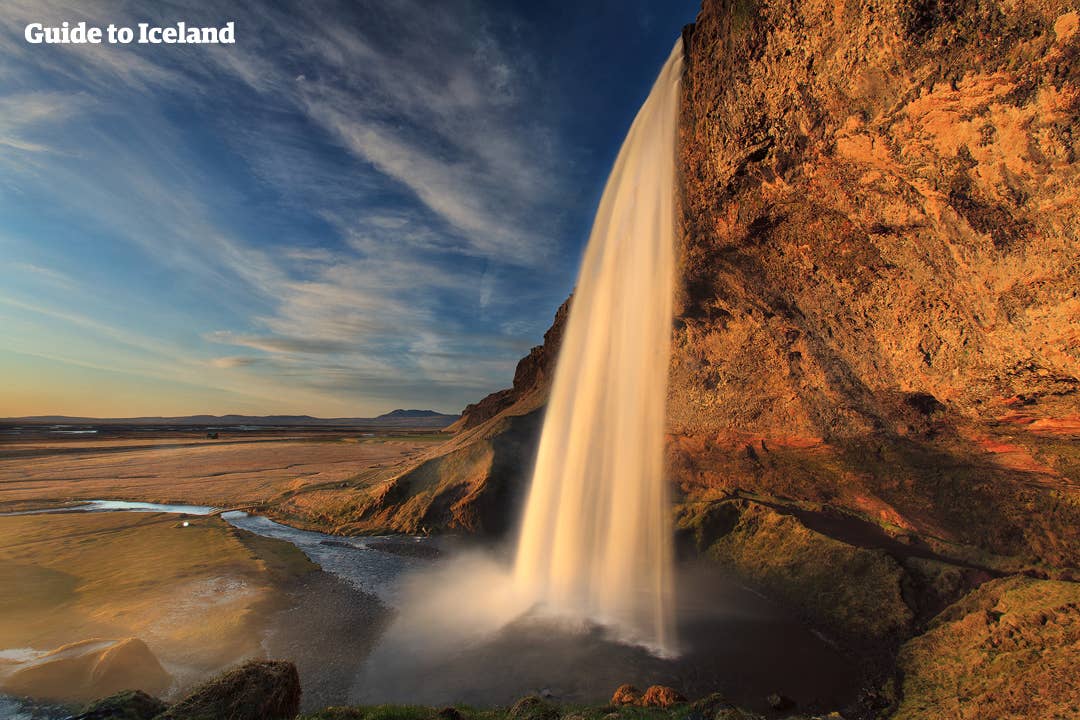 Der Wasserfall Seljalandsfoss ist einer der beliebtesten in Island