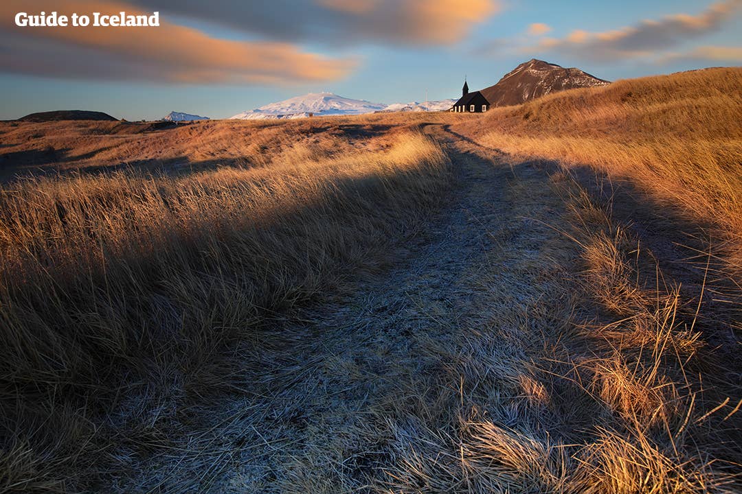 Een weg naar de gletsjervulkaan Snæfellsjökull in IJsland