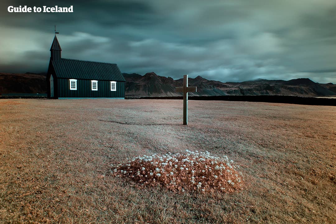 Zwarte kerk bij Búðir op het schiereiland Snæfellsnes in IJsland