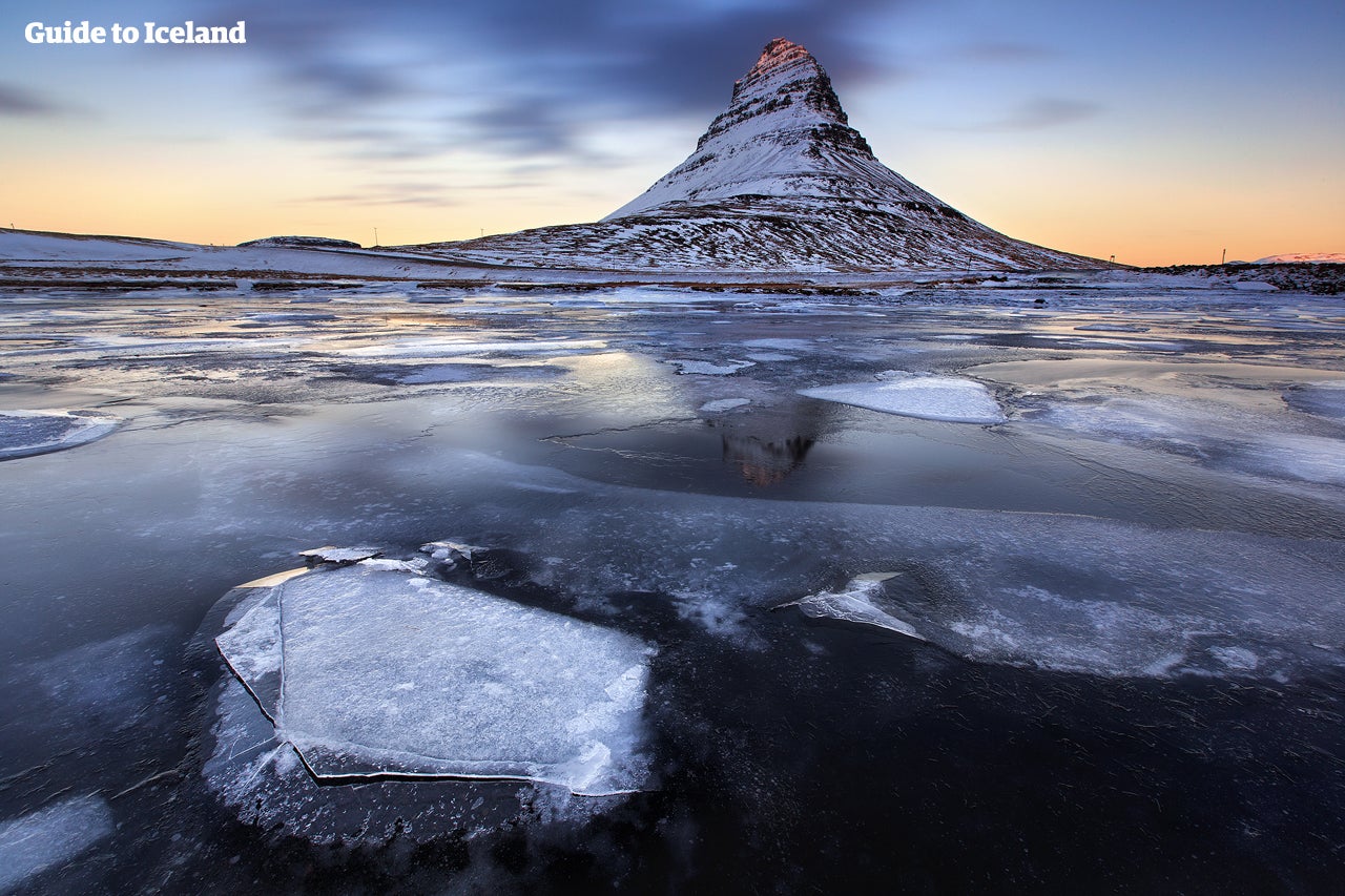 Isbelagte Kirkjufell på nordsiden av halvøya Snæfellsnes på Island