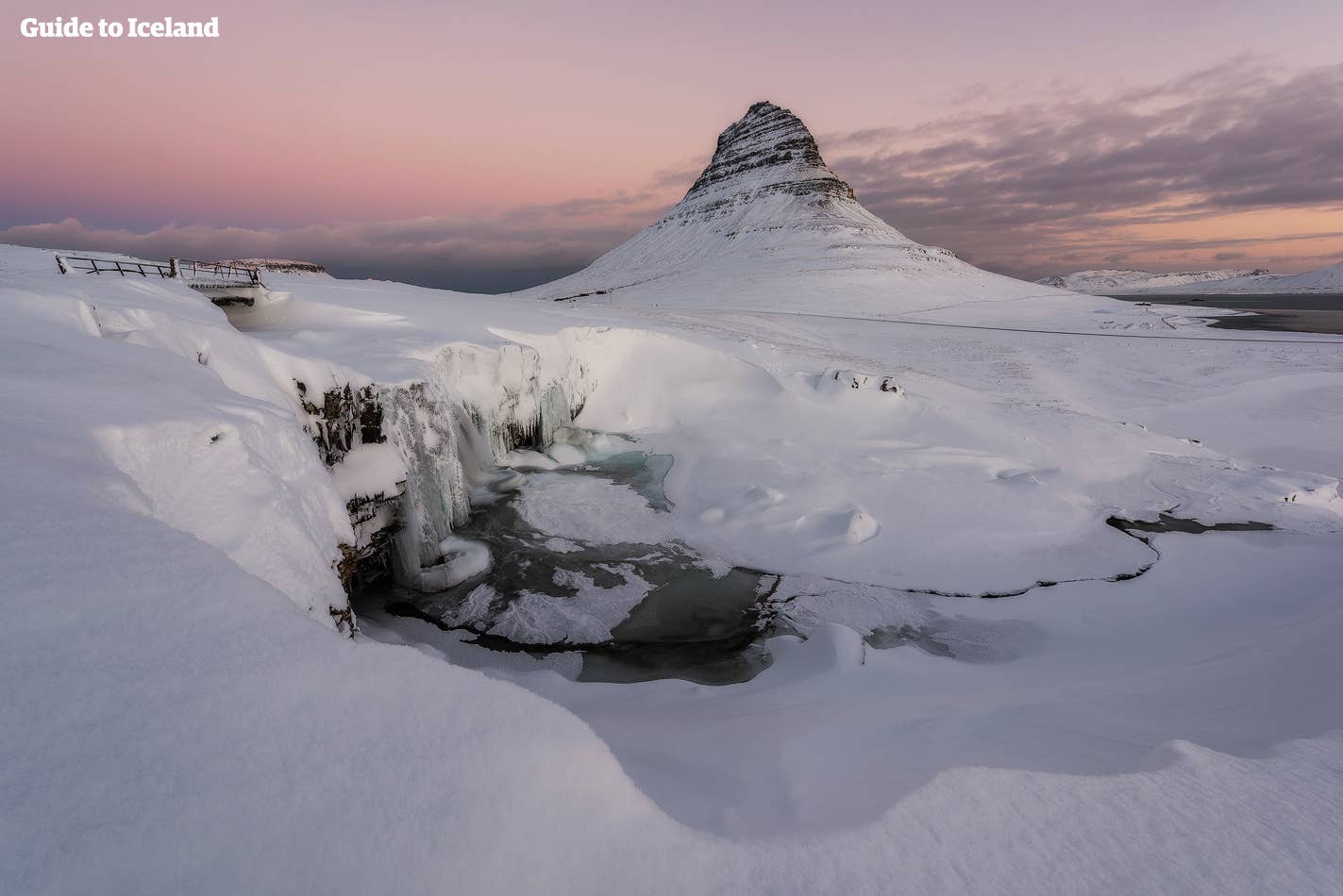 Monte Kirkjufell ricoperto da un bianco manto nevoso