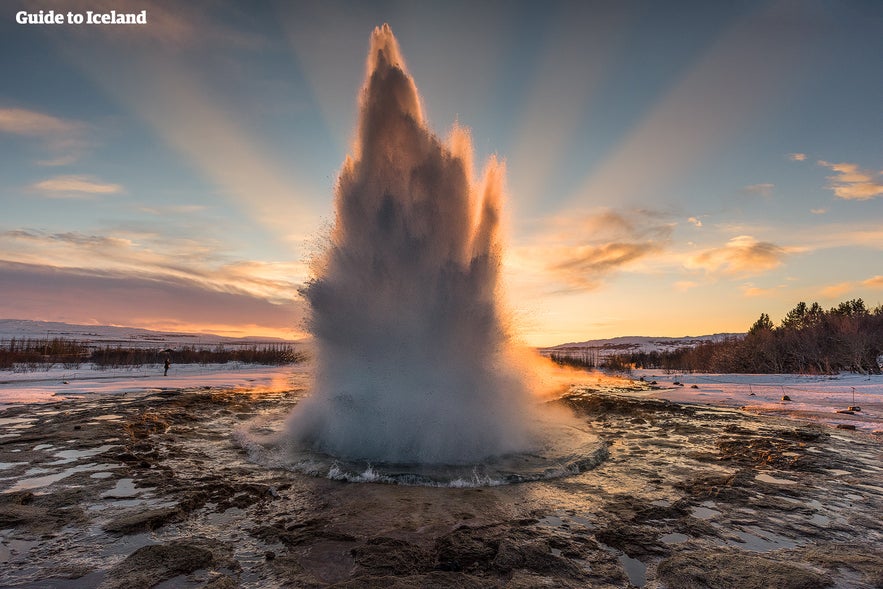 Wanneer is de beste tijd om IJsland te bezoeken? Hier is de Strokkur in de winter!